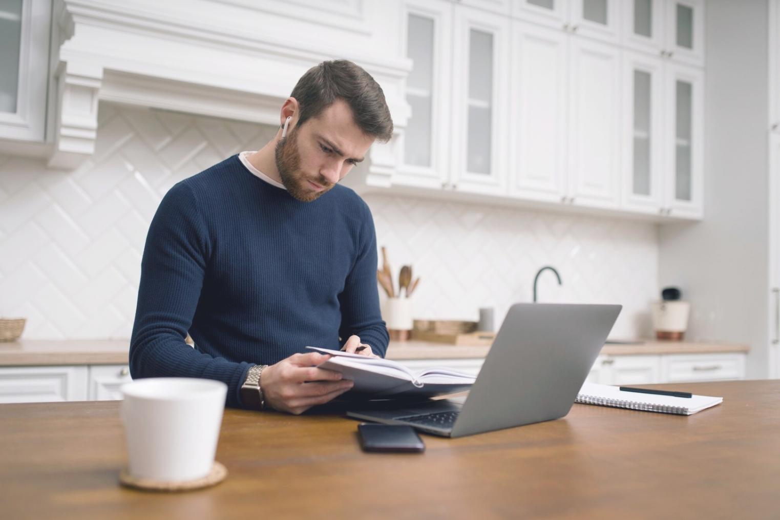 Espace de travail moderne avec analyses financières